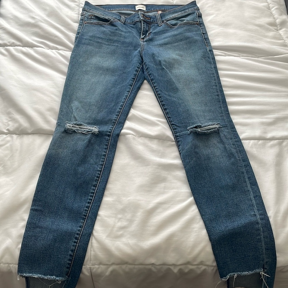 Distressed skinny jeans